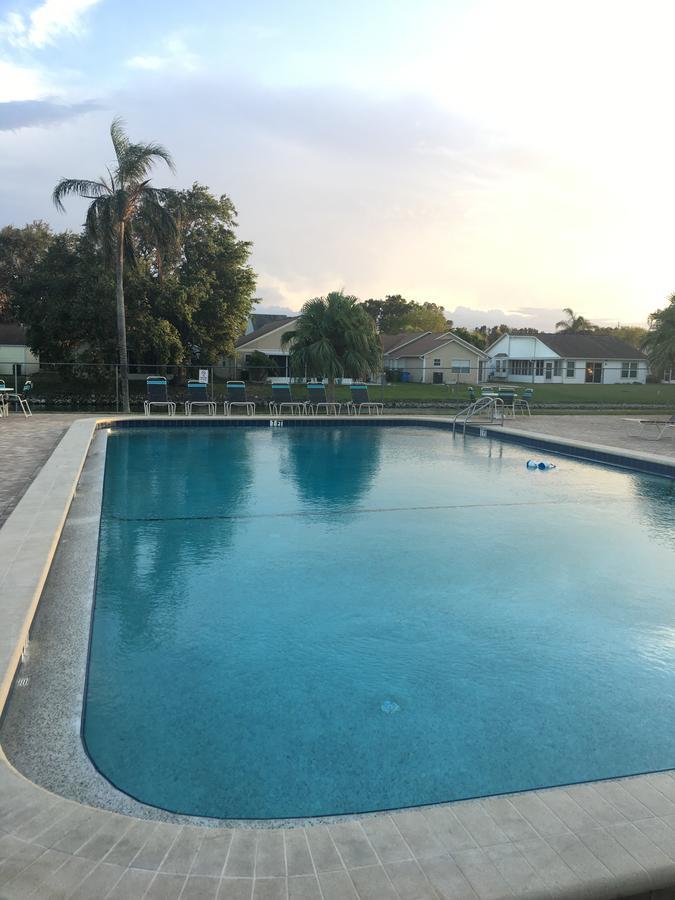 Oasis Villa Retreat Μπράντεντον Εξωτερικό φωτογραφία